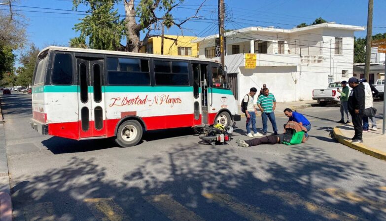 Microbús arrolla a motociclista en cruce de Ciudad Victoria