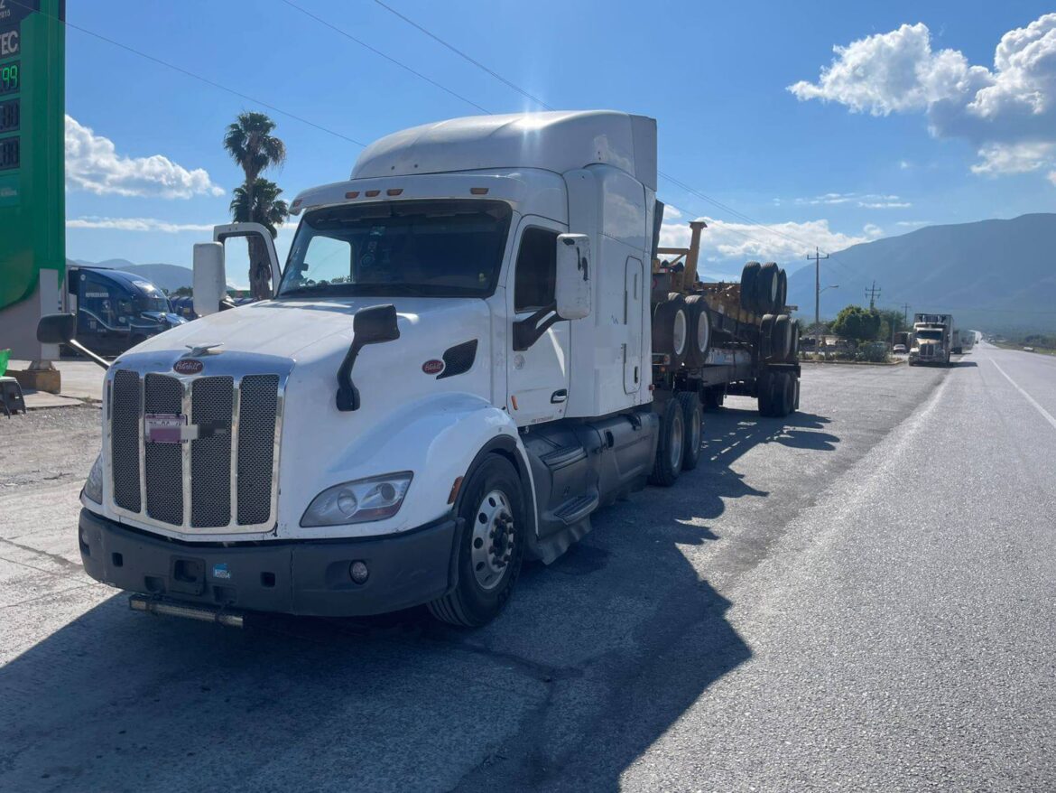 Aseguran tráiler con irregularidades en la carretera Rumbo Nuevo