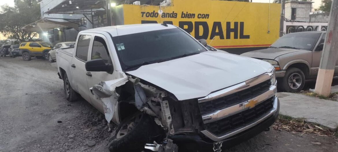Conductor huye tras brutal choque y abandona camioneta destrozada