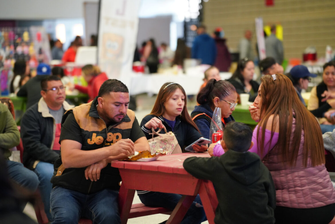 Cientos de neolaredenses celebran la tradición en el Tamal Fest