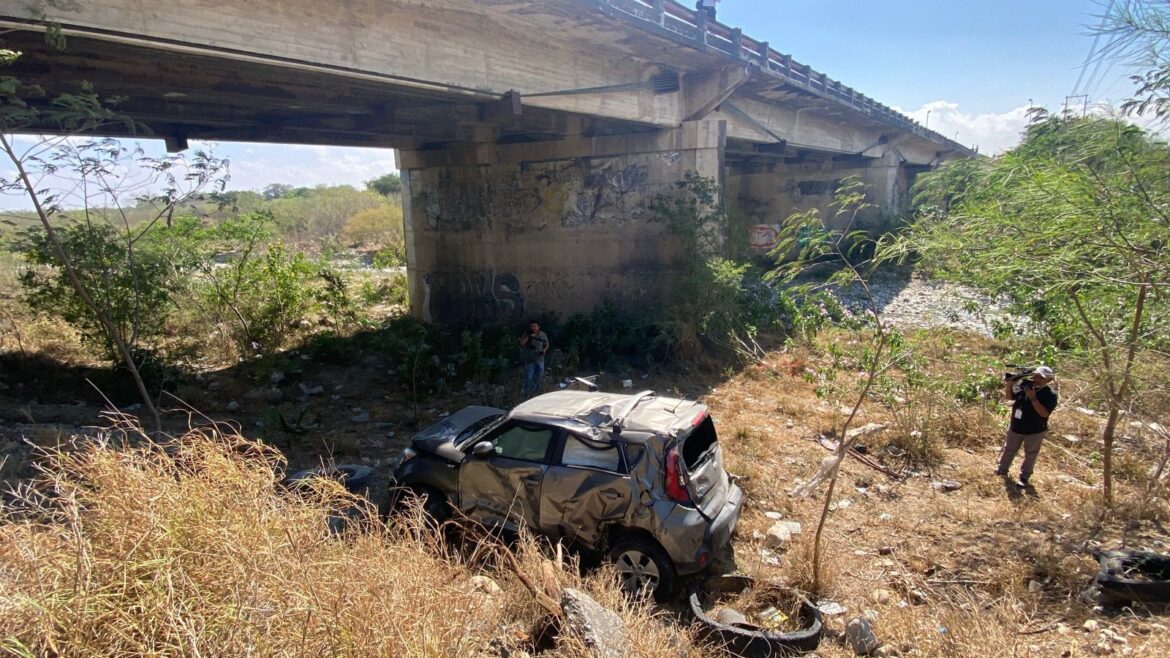Tráiler lanza camioneta desde puente en Ciudad Victoria; dos lesionadas