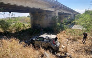 Tráiler lanza camioneta desde puente en Ciudad Victoria; dos lesionadas