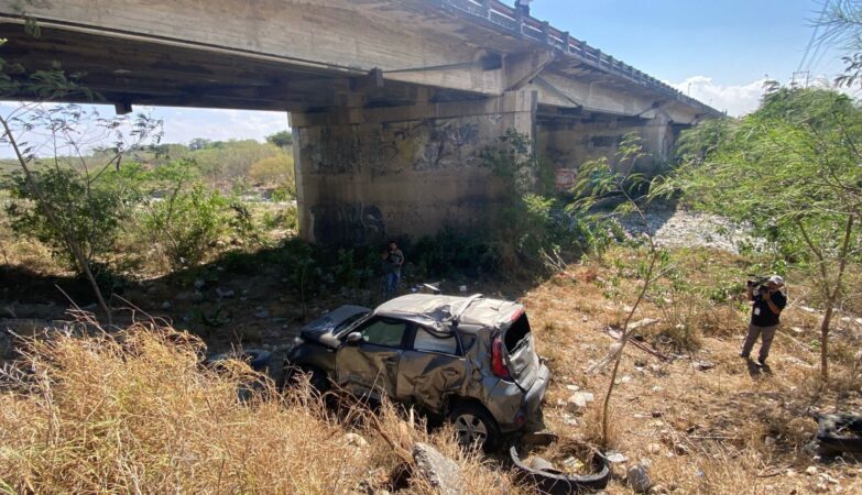 Tráiler lanza camioneta desde puente en Ciudad Victoria; dos lesionadas