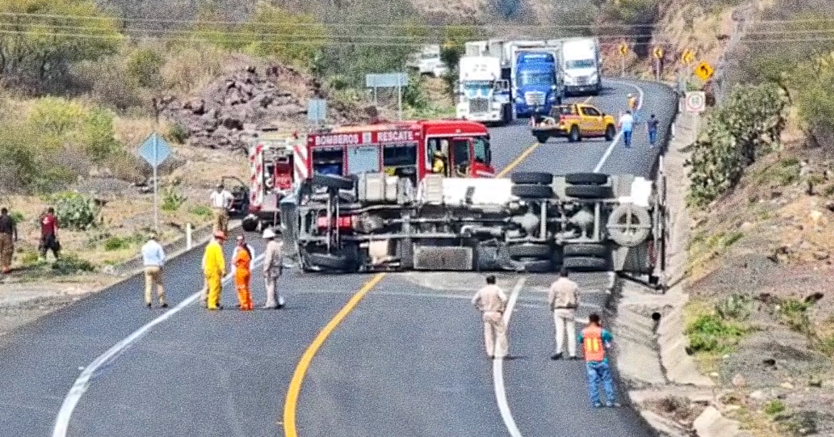 Volcadura de pipa de Pemex provoca cierre en la carretera Rumbo Nuevo