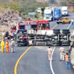 Volcadura de pipa de Pemex provoca cierre en la carretera Rumbo Nuevo