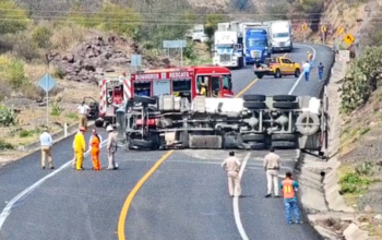 Volcadura de pipa de Pemex provoca cierre en la carretera Rumbo Nuevo