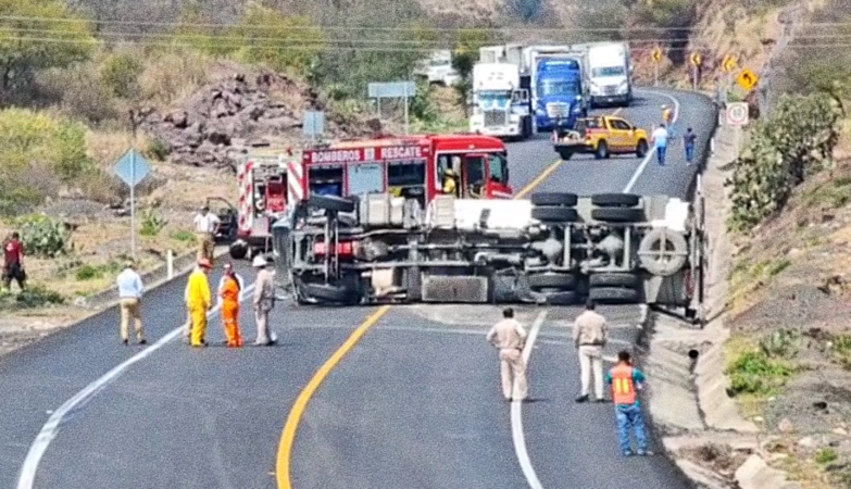 Volcadura de pipa de Pemex provoca cierre en la carretera Rumbo Nuevo