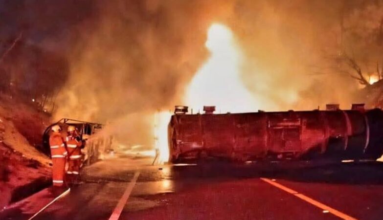 Explota pipa tras choque en Rumbo Nuevo y provoca cierre total de la carretera