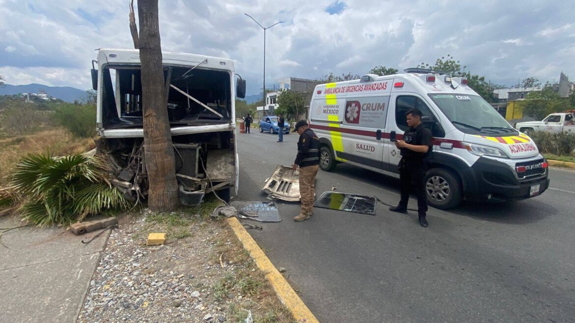 Presunta falla mecánica provoca choque de microbús en Ciudad Victoria; 12 lesionados