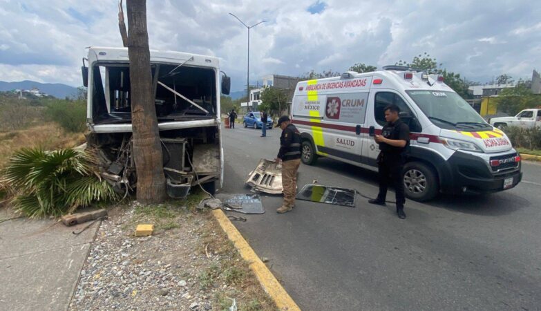 Microbús choca en Ciudad Victoria y deja 12 lesionados