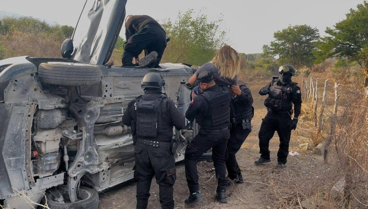 Vuelca vehículo en la Rayones-Soto La Marina; rescatan a dos mujeres