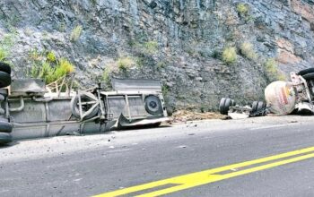 Accidente en curva deja pipa volcada en la Rumbo Nuevo