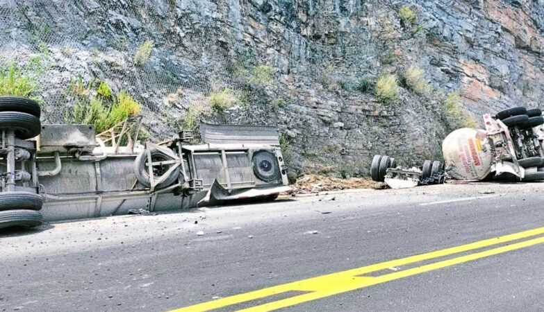 Accidente en curva deja pipa volcada en la Rumbo Nuevo