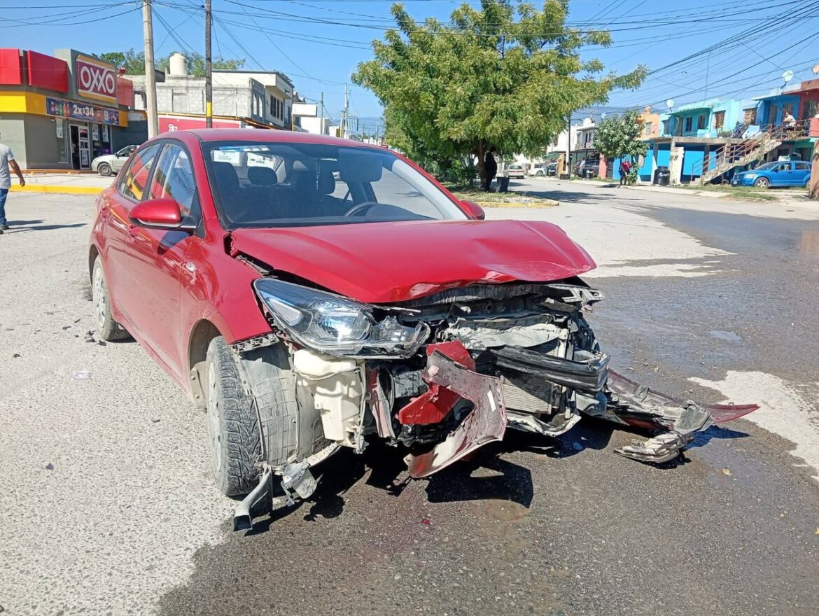 Choque frente al Panteón de la Cruz deja daños materiales en Ciudad Victoria