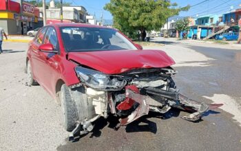 Choque frente al Panteón de la Cruz deja daños materiales en Ciudad Victoria
