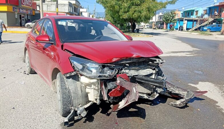 Choque frente al Panteón de la Cruz deja daños materiales en Ciudad Victoria