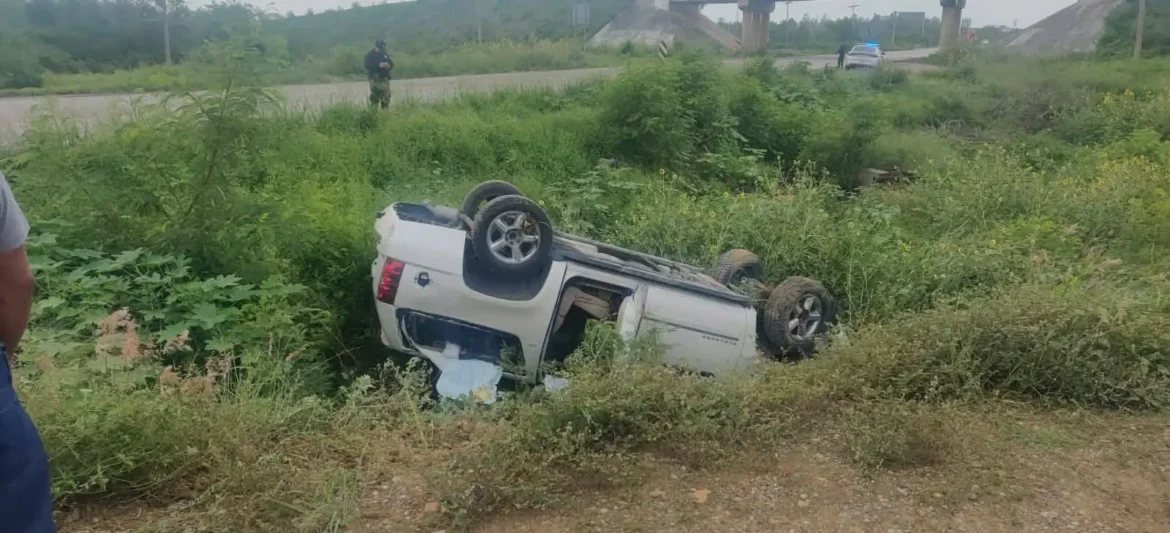 Carroza funeraria vuelca en libramiento de San Fernando