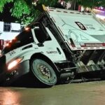 Socavón atrapa camión recolector en Tampico
