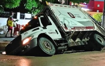 Socavón atrapa camión recolector en Tampico