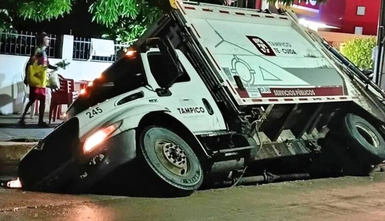 Socavón atrapa camión recolector en Tampico