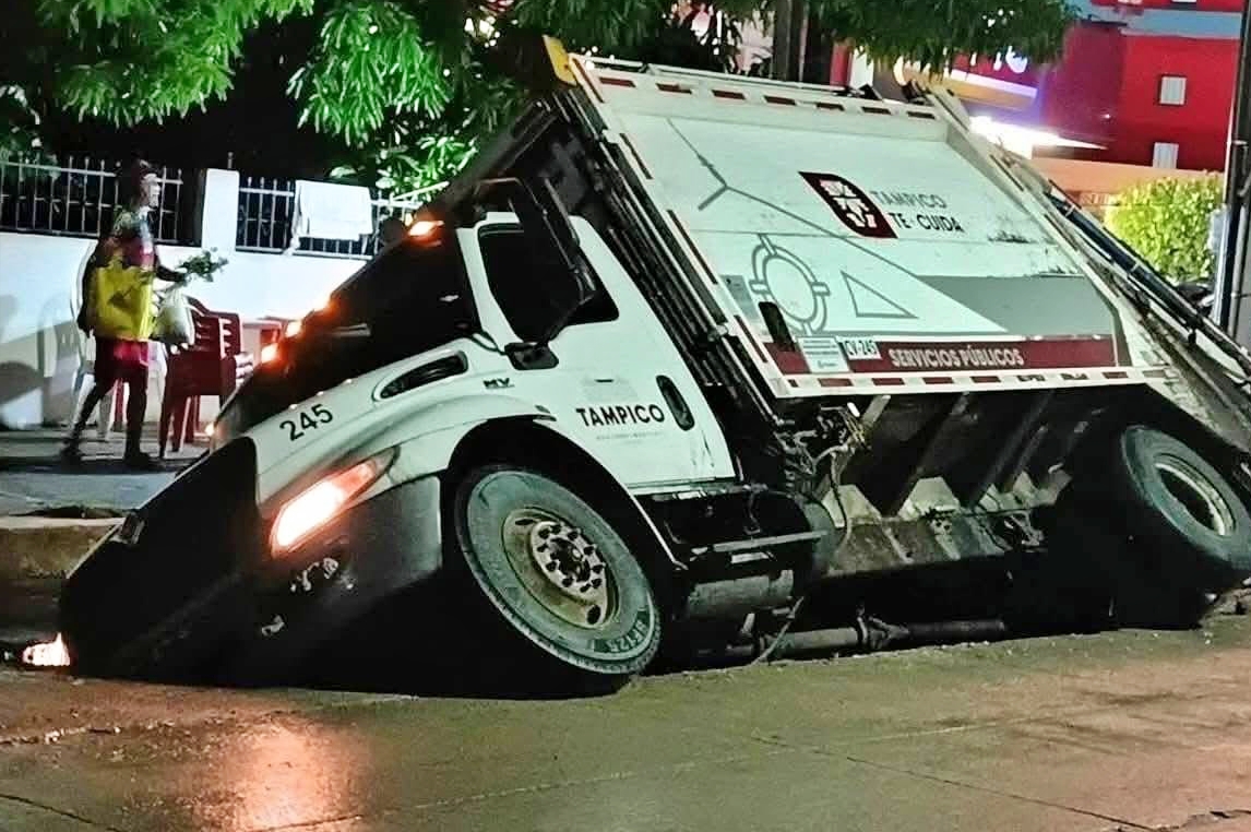 Socavón atrapa camión recolector en Tampico