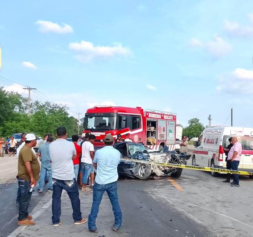 Tragedia en carretera: mueren dos tras impacto entre tráiler y Mustang