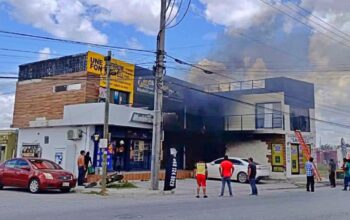 Incendio consume varios locales de plaza comercial en Matamoros
