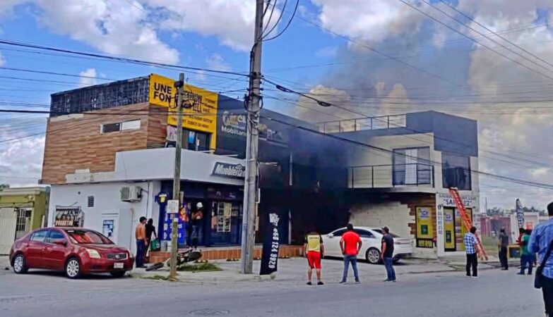Incendio consume varios locales de plaza comercial en Matamoros