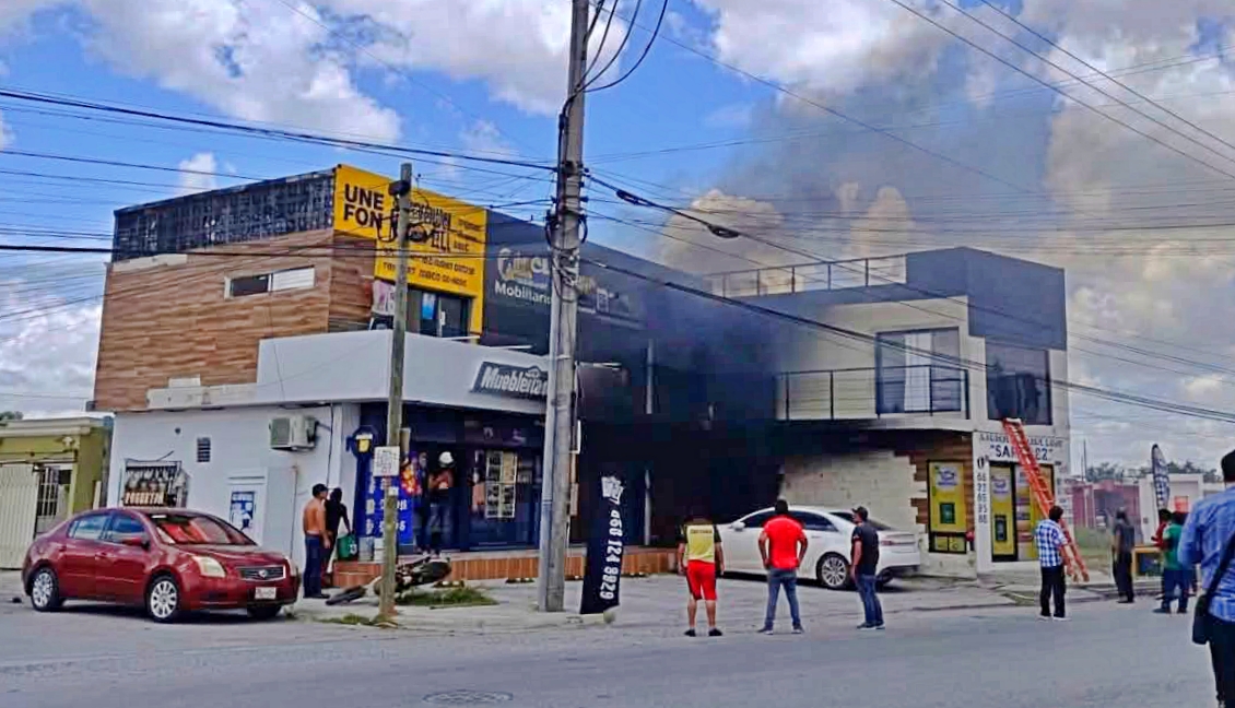 Incendio consume varios locales de plaza comercial en Matamoros