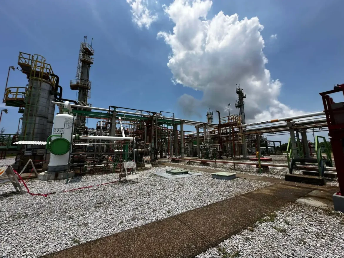 Rayo impacta la Refinería Madero y provoca conato de incendio