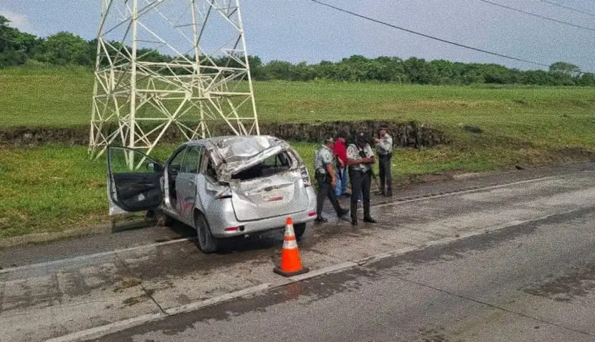 Aparatosa volcadura deja un conductor lesionado en Altamira