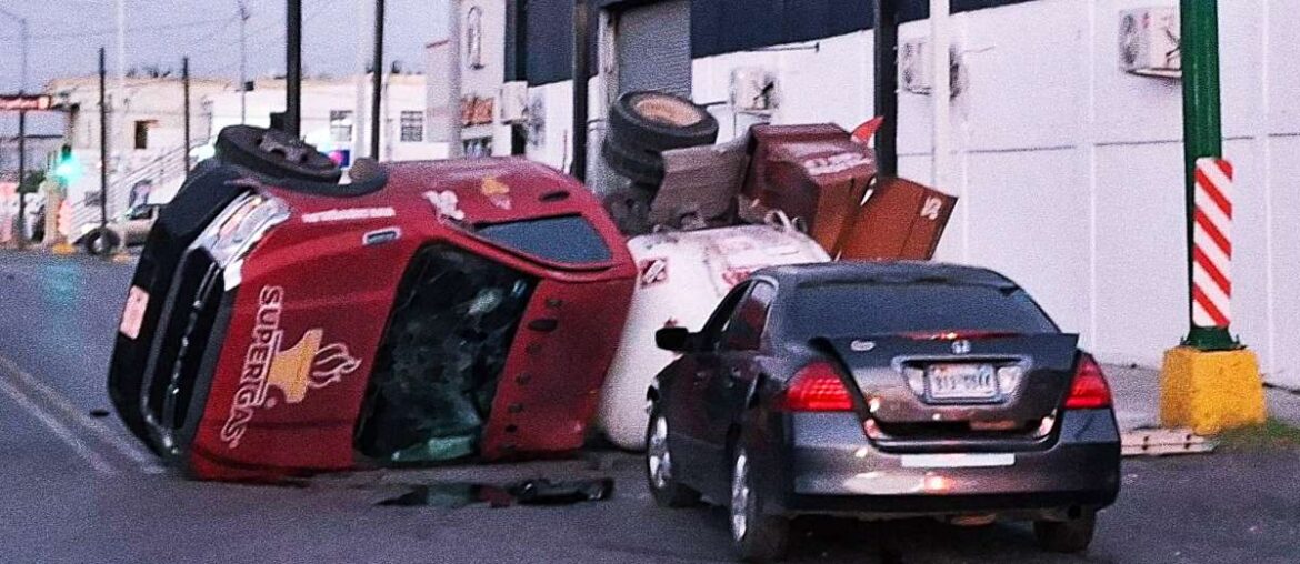 Choca auto contra pipa de gas y la vuelca en Nuevo Laredo