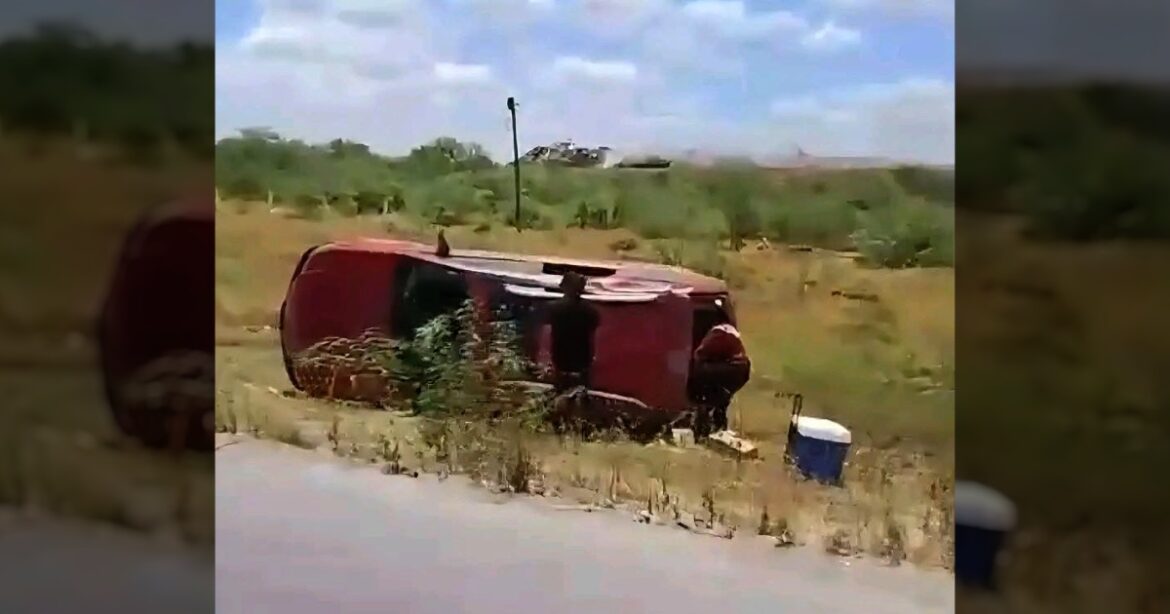Abandonan camioneta tras volcar en Viaducto de Reynosa