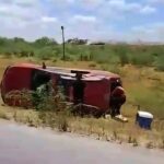 Abandonan camioneta tras volcar en Viaducto de Reynosa