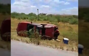 Abandonan camioneta tras volcar en Viaducto de Reynosa