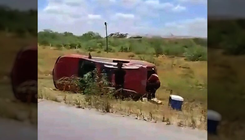 Abandonan camioneta tras volcar en Viaducto de Reynosa