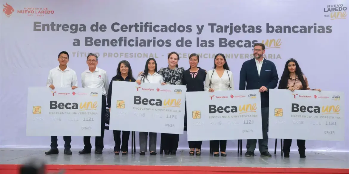 Carmen Lilia Canturosas reconoce el esfuerzo de universitarios con becas
