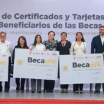 Carmen Lilia Canturosas reconoce el esfuerzo de universitarios con becas