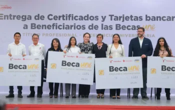 Carmen Lilia Canturosas reconoce el esfuerzo de universitarios con becas