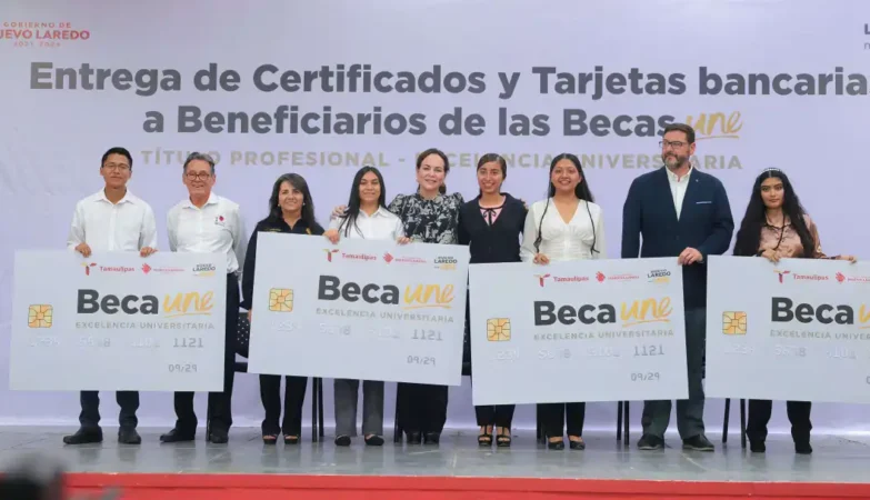 Carmen Lilia Canturosas reconoce el esfuerzo de universitarios con becas