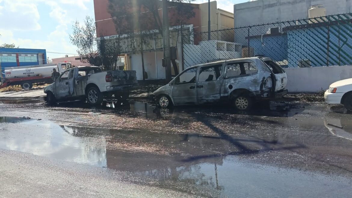 Dos camionetas quedan calcinadas tras incendio en Reynosa