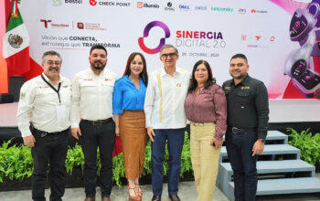 Carmen Lilia Canturosas con funcionarios durante Sinergia Digital 2.0 en Tamaulipas