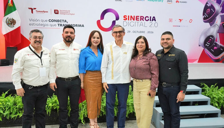 Carmen Lilia Canturosas con funcionarios durante Sinergia Digital 2.0 en Tamaulipas