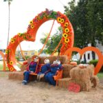 Decoración de Día de Muertos en la Plaza Primero de Mayo de Nuevo Laredo con arco de flores de cempasúchil
