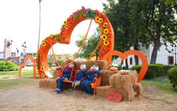 Decoración de Día de Muertos en la Plaza Primero de Mayo de Nuevo Laredo con arco de flores de cempasúchil