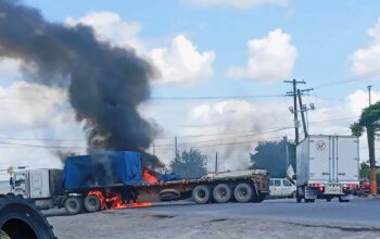 Tractocamión en llamas y columna de humo negro sobre una vialidad durante los bloqueos en Matamoros, Tamaulipas