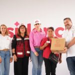 Entrega apoyo a una vecina de Valles de Anáhuac durante Presidencia Cerquita de Ti