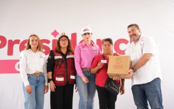 Entrega apoyo a una vecina de Valles de Anáhuac durante Presidencia Cerquita de Ti