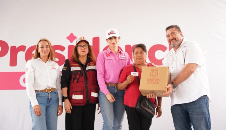 Entrega apoyo a una vecina de Valles de Anáhuac durante Presidencia Cerquita de Ti
