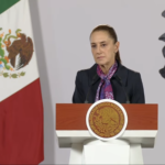 a presidenta Claudia Sheinbaum frente al podio con el escudo nacional durante una conferencia de prensa, en el contexto de la captura de El Titán en Matamoros